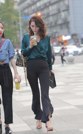 迷人的卷发美女 [17P]