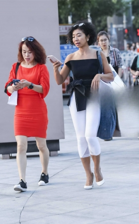 裸背黑紧衫白紧裤高跟鞋打扮性感美呆了 [14P]