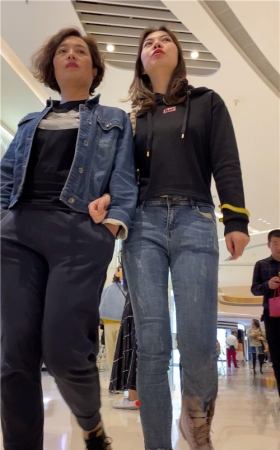 和母亲一起逛商场的牛仔美女