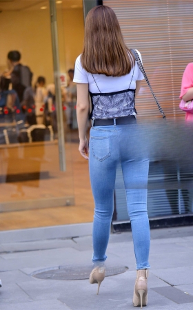牛仔紧绷显美臀性感美女一枚 [13P]