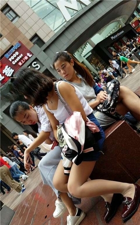 4K 极品丝袜美腿牛仔裙街拍美女 [630 MB]