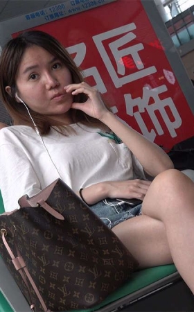 牛仔热裤，凉高跟特写