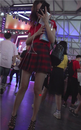 红色百褶裙美女