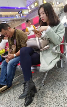 深蓝丝袜白嫩妹子
