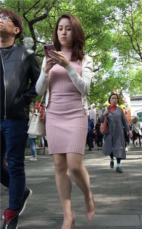 4K – 性感粉色短裙好身材气质街拍高跟美女 [1.55 GB/MP4]