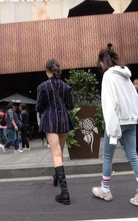 4K – 街拍雪白美腿气质妹子 [1.62 GB]