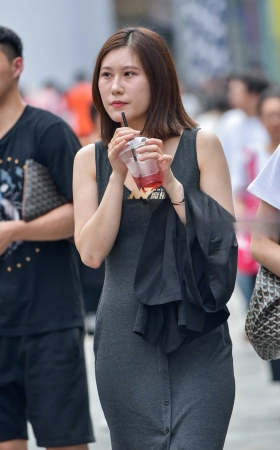 喝凉茶的贴身开衩裙女郎 [21P]
