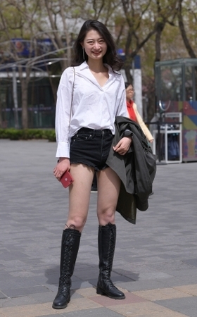 笑起来很甜的热裤女友