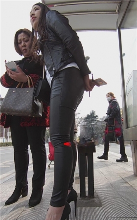 等公交车的高跟皮裤女孩