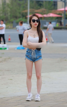 小背心，小月牙，小美眉 [15P]