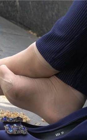 4k视频，超紧特写丰腴熟女打电话间隙晾脚