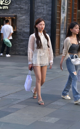 街拍美腿热牛美眉 [22P]