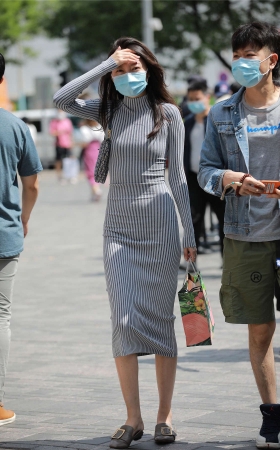 玻璃街拍作品 – 连衣裙高挑女朋友