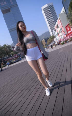 白色热裤美女