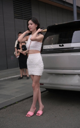 搭讪粉色凉鞋，美腿女神~ [18P]