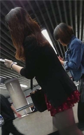 4k-刚下地铁的黑丝美腿美女。