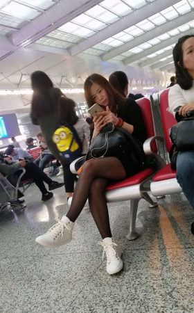 车站黑色丝袜白色运动板鞋短裤美眉