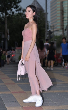 傍晚逛街漂亮美女 [19P]