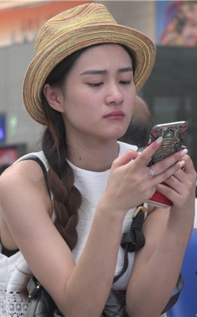 玩手机的漂亮美足美女