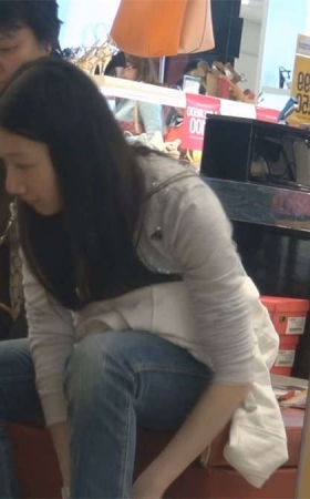 女孩的白晰玉足穿上白袜更显灵动
