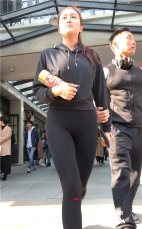 黑色紧身裤健身美女