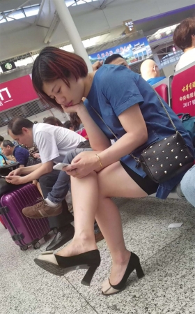性感鱼嘴高跟鞋街拍短裙美腿