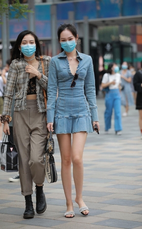 牛仔裙美女