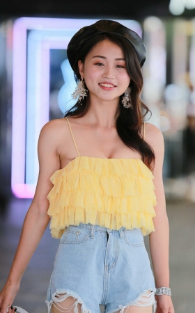 热裤小美女 [12P]