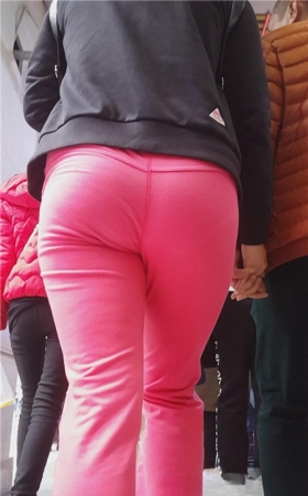 红裤紧身妹子