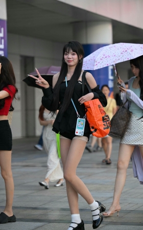 苗条高挑的丝腿女孩 [18P]