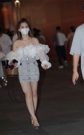 牛仔裙美女