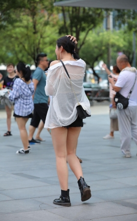一直在徘徊的热裤月牙美眉 [22P]