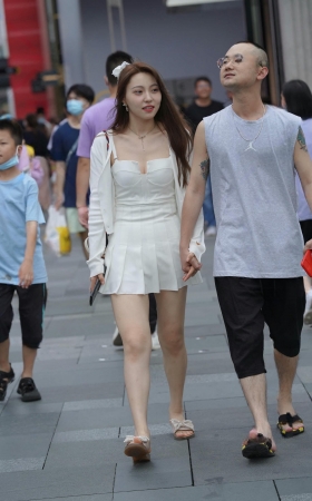 街拍白短裙白皙女盆友 [17P]