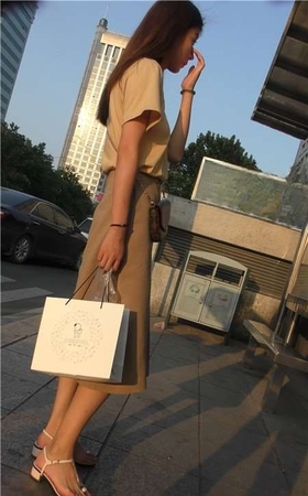 4k-街拍小清新美女姐姐的美脚丫，凉鞋貌似有点短哦