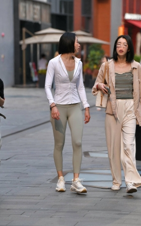 街拍紧身裤运动鞋美眉 [18P]