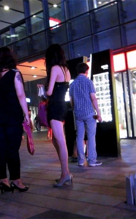 街拍好身材吊带漏肩美女