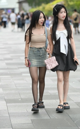街拍嘿丝，牛仔短裙小妹 [19P]