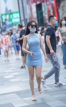 清爽的蓝裙美眉，甜美可爱