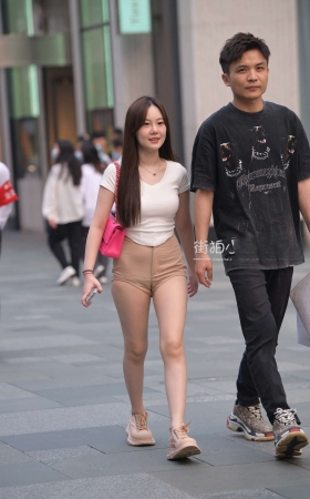 街拍紧身热裤清秀女生 [23P]
