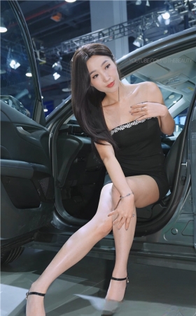 抹胸包臀裙美女