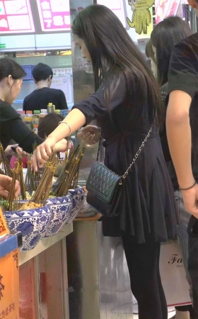 买东西的黑丝丝袜美女