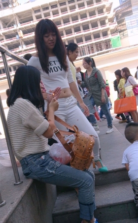 白色紧身裤美女