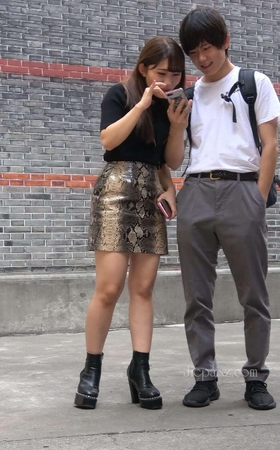 4K – 街拍蟒蛇纹短裙美眉 [1.79 GB/MP4]