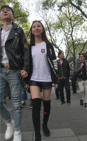 戴着墨镜的高靴小姐姐