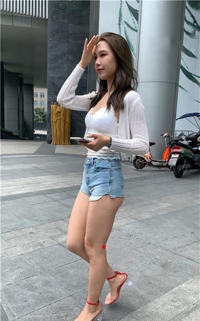 （视频）青春靓丽热裤女孩
