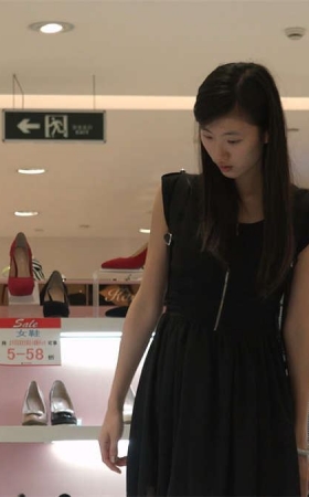 美女姐姐挑鞋相当认真