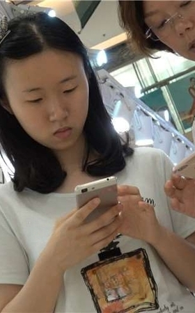 4k-米色凉鞋鱼嘴高跟街拍母女
