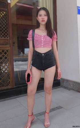 675黑色热裤大长腿小姐姐