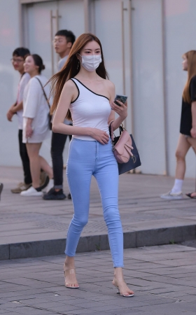 十分高挑的紧牛美女 [25P]