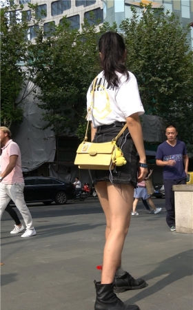 黑色牛仔裙小姐姐